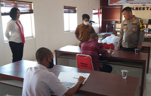 4_pelajar_sma_pelaku_cabul_ikuti_ujian_kenaikan_kelas_di_polres_taput