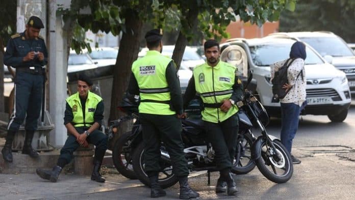 4_polisi_di_iran_tewas_tertembak_oleh_orang_misterius_saat_patroli