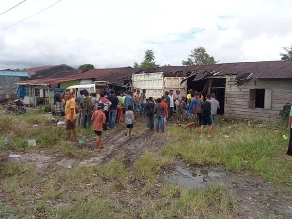 4_rumah_dan_2_mobil_hancur_diseruduk_dump_truk_di_sidiangkat_dairi