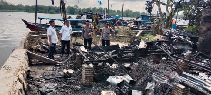 4_rumah_ditambah_2_buah_sampan_nelayan_terbakar_di_asahan