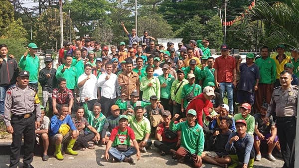 4_tuntutan_petugas_kebersihan_dlh_siantar_ditampung_wakil_ketua_dprd