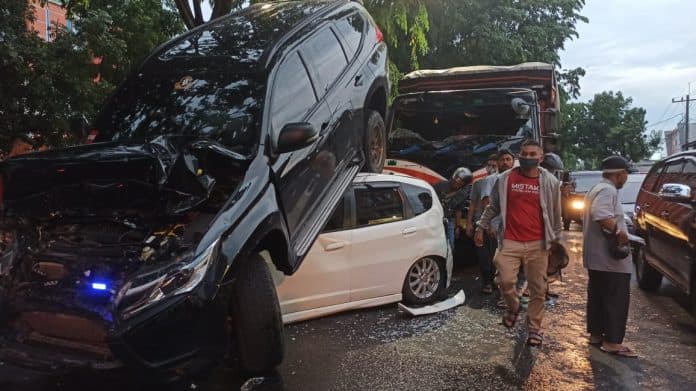 4_unit_mobil_terlibat_tabrakan_beruntun_di_jalan_ringroad_medan