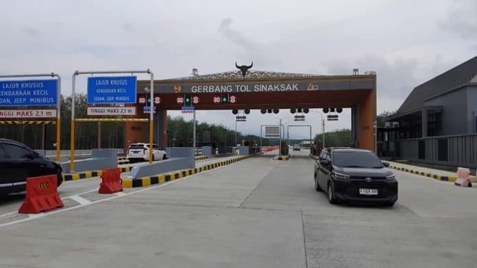 50063_kendaraan_tinggalkan_siantar_saat_nataru_melalui_gerbang_tol_sinaksak