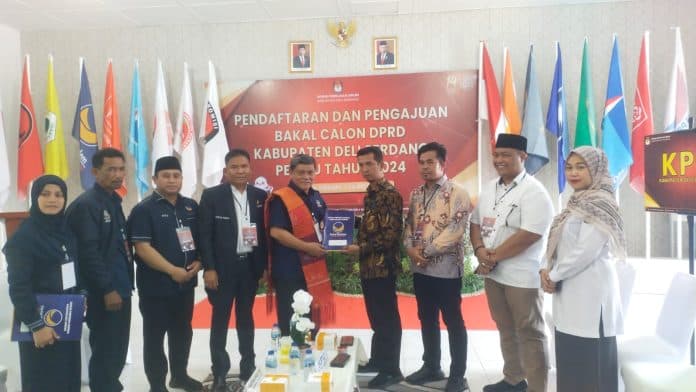 50_bacaleg_nasdem_jalan_kaki_mendaftar_ke_kpu_deli_serdang