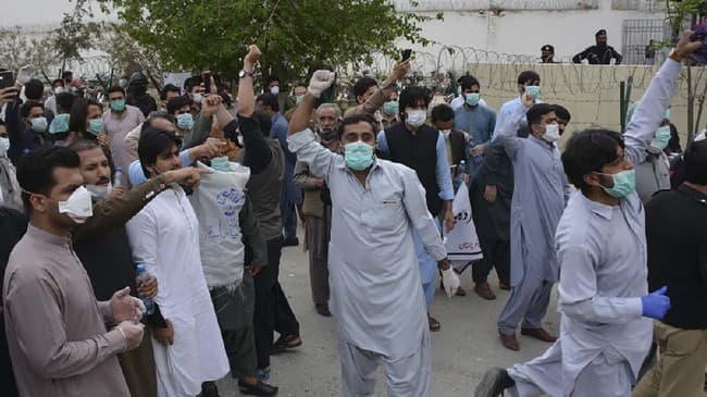 53_dokter_di_pakistan_ditangkap_usai_unjukrasa_tuntut_apd