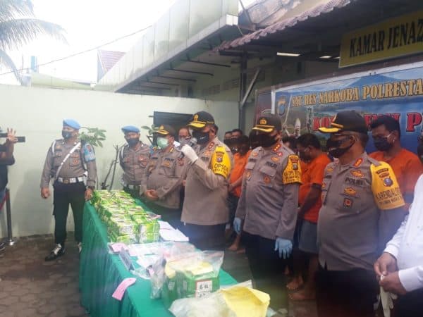 55_kg_sabu_disita_dari_15_tersangka_2_ditembak_mati