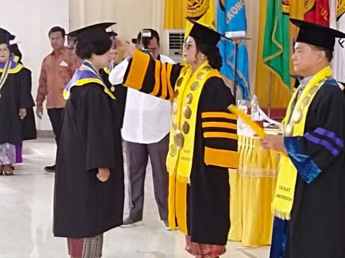 570_mahasiswa_usi_diwisuda_rektor_jaga_nama_baik_almamater