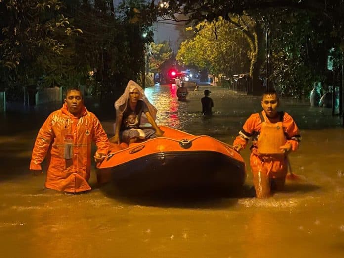 5907_warga_medan_terdampak_banjir_238_orang_dievakuasi