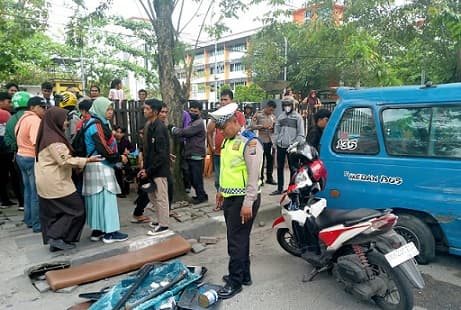 5_orang_luka_luka_akibat_angkot_terbalik_usai_tabrakan_di_dr_mansyur