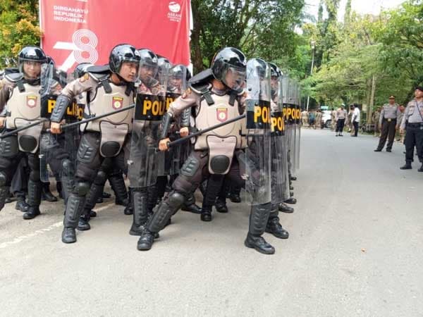 5_pleton_personel_gabungan_gelar_simulasi_pengamanan_pemilu_2024_di_tebing_tinggi