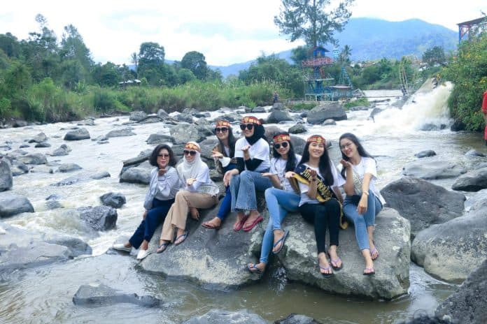 5_putri_otonomi_daerah_masuk_sungai_situmandi_saksikan_jeram_indah