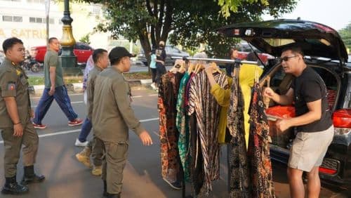 63_pedagang_liar_di_sekitar_stadion_pakansari_ditertibkan_satpol_pp