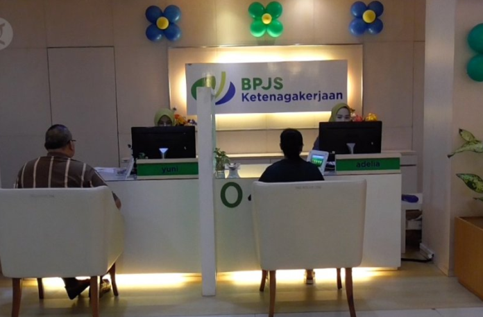 63_ribu_masker_dan_cairan_pembersih_tangan_disalurkan_bp_jamsostek_kepada_pekerja