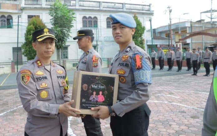 67_personel_dapat_bingkisan_lebaran_dari_kapolres_samosir