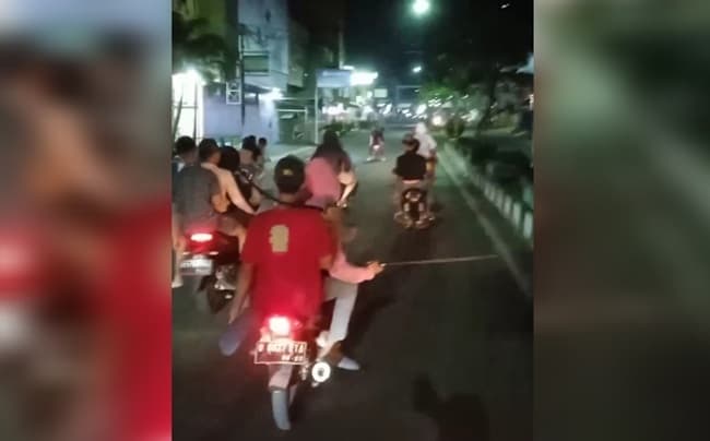 6_anggota_geng_motor_bawa_senjata_tajam_serang_rumah_warga_di_asahan