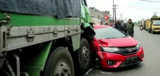 6_kendaraan_ringsek_tabrakan_beruntun_di_jalinsum_asahan_berikut_datanya