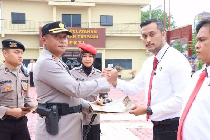 6_personel_polres_tanjung_balai_penumpas_sindikat_curanmor_terima_penghargaan