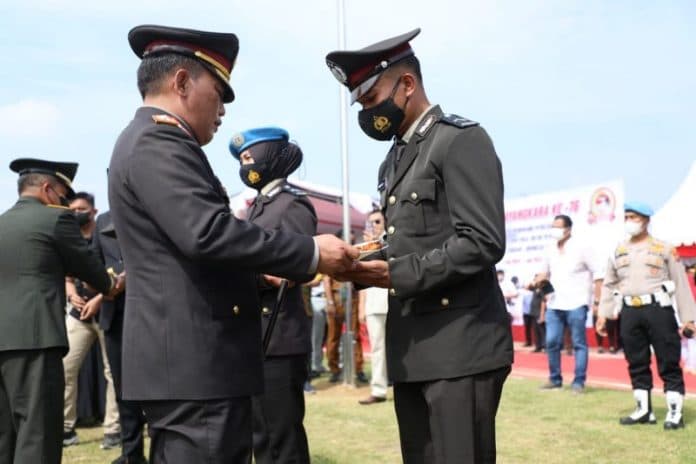 6_personil_poldasu_berprestasi_dapat_penghargaan_di_hut_bhayangkara