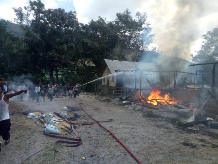 6_rumah_di_sianjur_mula_mula_samosir_hangus_terbakar