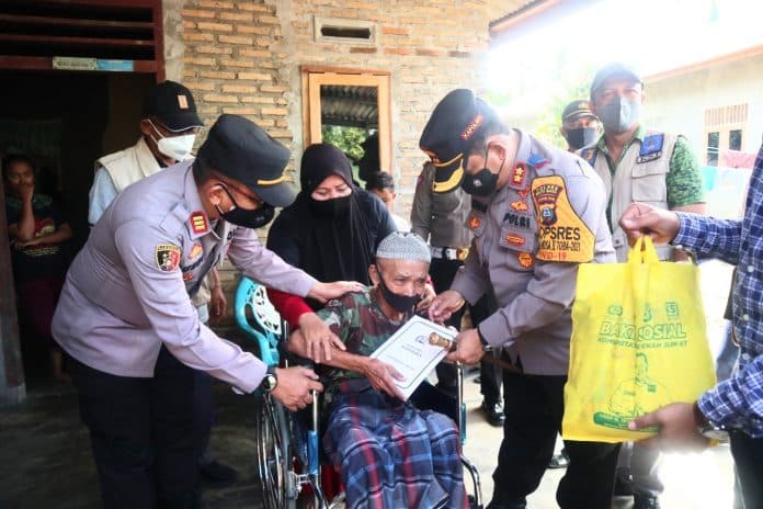 6_tahun_lumpuh_kakek_jumido_dapat_bantuan_kursi_roda_dari_kapolres_batu_bara