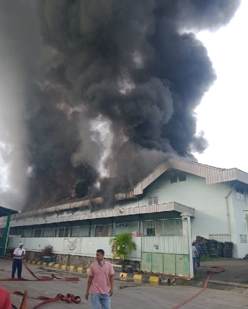 6_unit_damkar_turun_gudang_pt_indomarco_tanjung_morawa_masih_terbakar