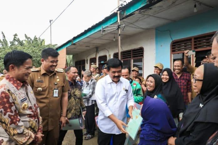 7000_sertifikat_ptsl_dibagikan_wali_kota_bobby_dampingi_menteri_atrbpn_bagikan_sertifikat_ptsl_di_tembung