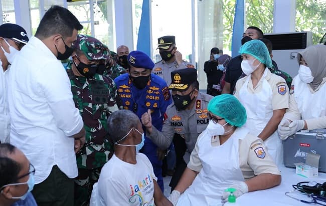 71428_warga_sumut_jalani_vaksin_covid_19_massal