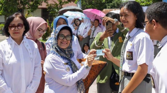 719_ktp_elektronik_dibagikan_pada_pelajar_siantar