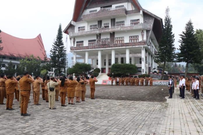 76_pns_tak_hadir_apel_gabungan_di_kantor_bupati_toba
