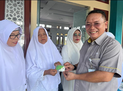 78_pengurus_kelompok_pengajian_akbar_di_sidimpuan_terima_kartu_jamsostek