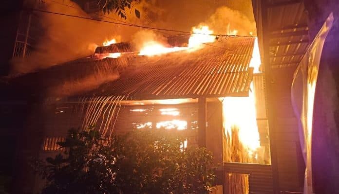 7_rumah_di_pasar_belakang_sibolga_ludes_terbakar