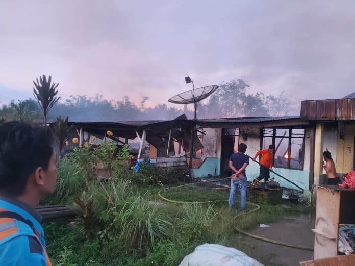 7_rumah_semi_permanen_terbakar_di_simalungun