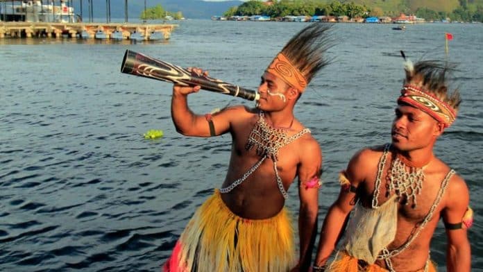 7_tradisi_unik_di_indonesia_ada_bakar_batu_kerik_gigi_dan_fahombo