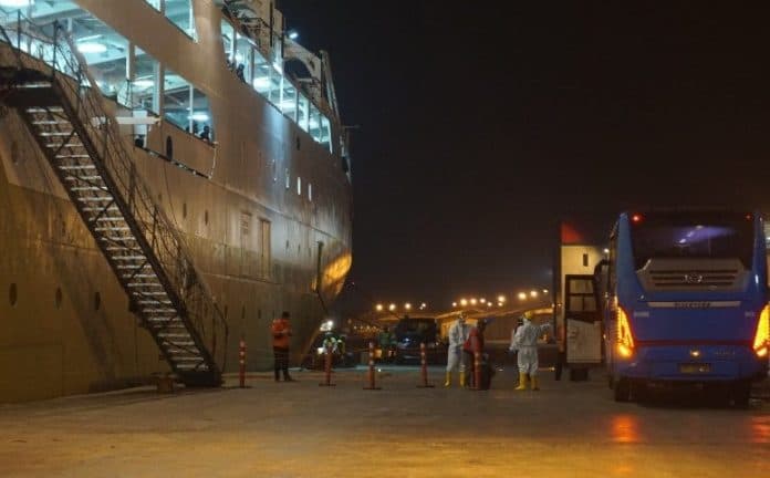 83_abk_km_kelud_dikarantina_di_atas_kapal_di_pelabuhan_belawan