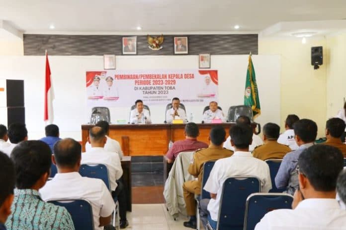 87_kades_terpilih_dapat_pengarahan_oleh_bupati_toba