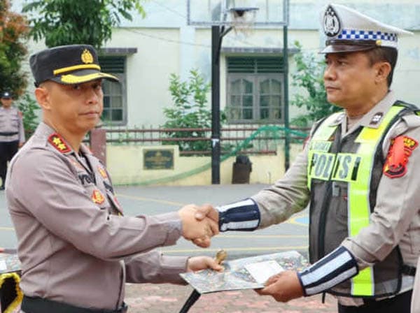 8_personel_polres_samosir_terima_penghargaan_dari_kapolres