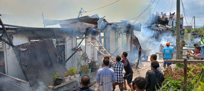 8_rumah_di_pemukiman_padat_penduduk_sidikalang_hangus_terbakar