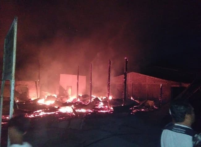 8_rumah_habis_terbakar_di_huta_bayu_raja_simalungun