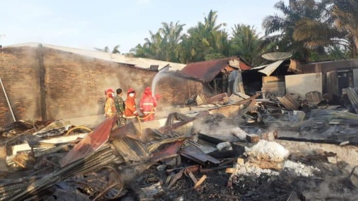 8_rumah_hangus_terbakar_di_huta_bayu_raja_bupati_simalungun_diminta_tambah_armada_damkar