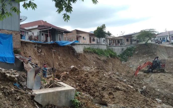 8_rumah_warga_jalan_siak_nyaris_roboh_dprd_siantar_hentikan_pengerukan