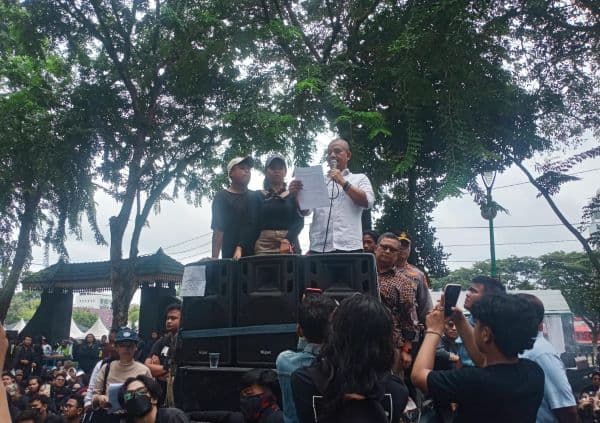 8_tuntutan_mahasiswa_dan_buruh_di_medan_untuk_dpr_ri