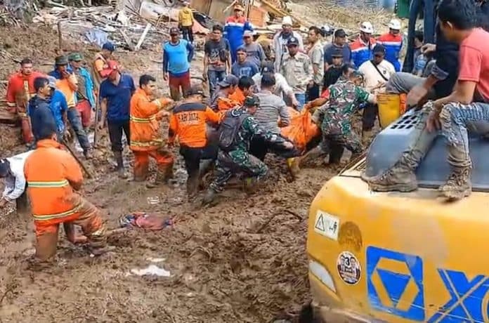 9_korban_tanah_longsor_sudah_ditemukan_1_lagi_masih_dalam_pencarian