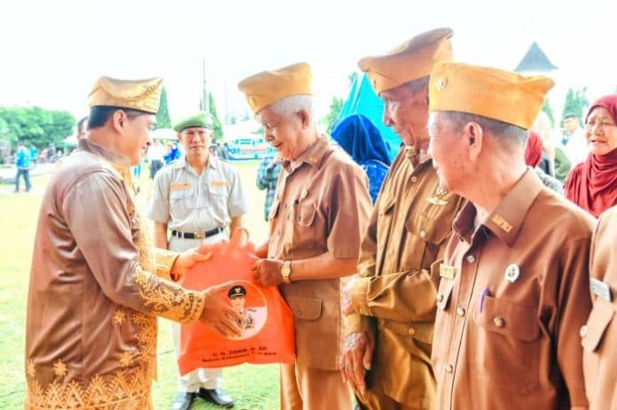 9_veteran_dan_9_janda_pejuang_di_batu_bara_dapat_santunan_dari_bupati_zahir