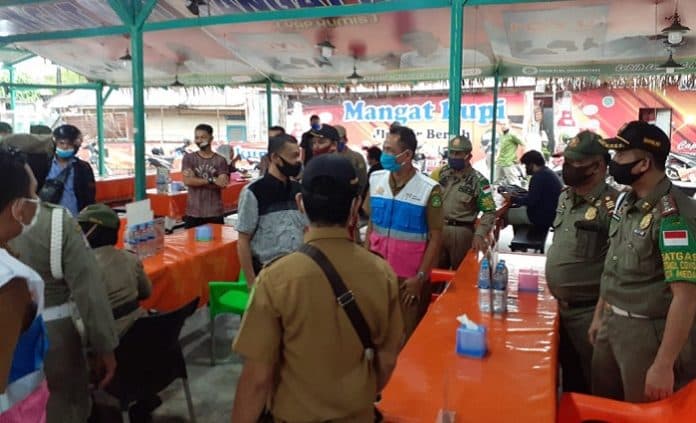 abaikan_prokes_satpol_pp_tegur_pemilik_kafe_mangat_kupi_yab_kumis