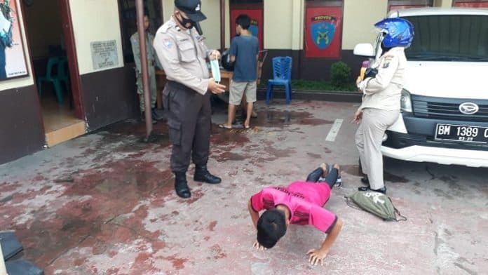 abaikan_prokes_warga_disuruh_push_up_dan_menyanyikan_lagu_indonesia_raya