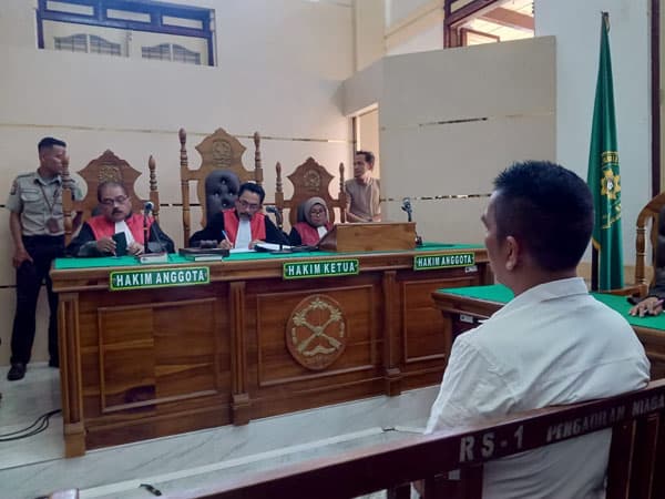 achiruddin_hasibuan_dihukum_6_bulan_penjara_dalam_kasus_penganiayaan