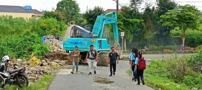 ada_proyek_jalan_sentosa_perumnas_kalsim_sidikalang_dialihkan