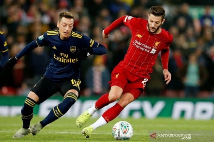 adam_lallana_menepuk_dada_setelah_liverpool_lolos_krisis