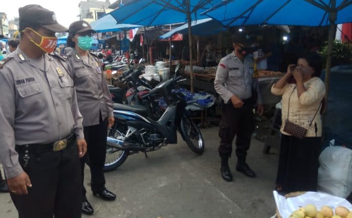 adaptasi_kebiasaan_baru_polsek_imbau_warga_pakai_masker_di_pasar_dwikora