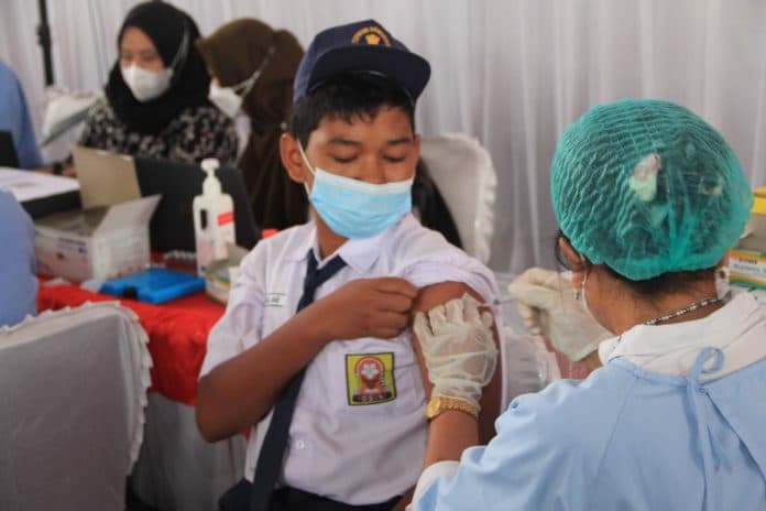 adhyaksa_peduli_vaksin_covid_19_dosis_ii_bagi_pelajar_digelar_di_kejatisu